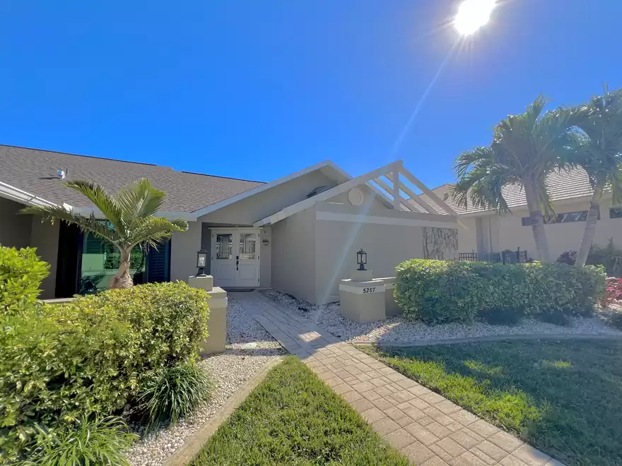 A fascinating Florida garden welcomes you