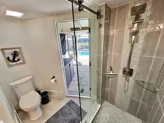 Shower or pool? A decision just a few meters away