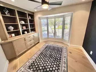 Light-flooded room with large bay windows - will be furnished as an office