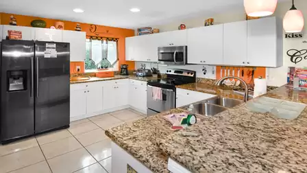 Bright, ultra-modern equipped kitchen