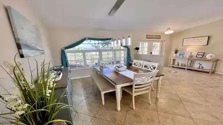 The open entrance area, which flows seamlessly into the dining area