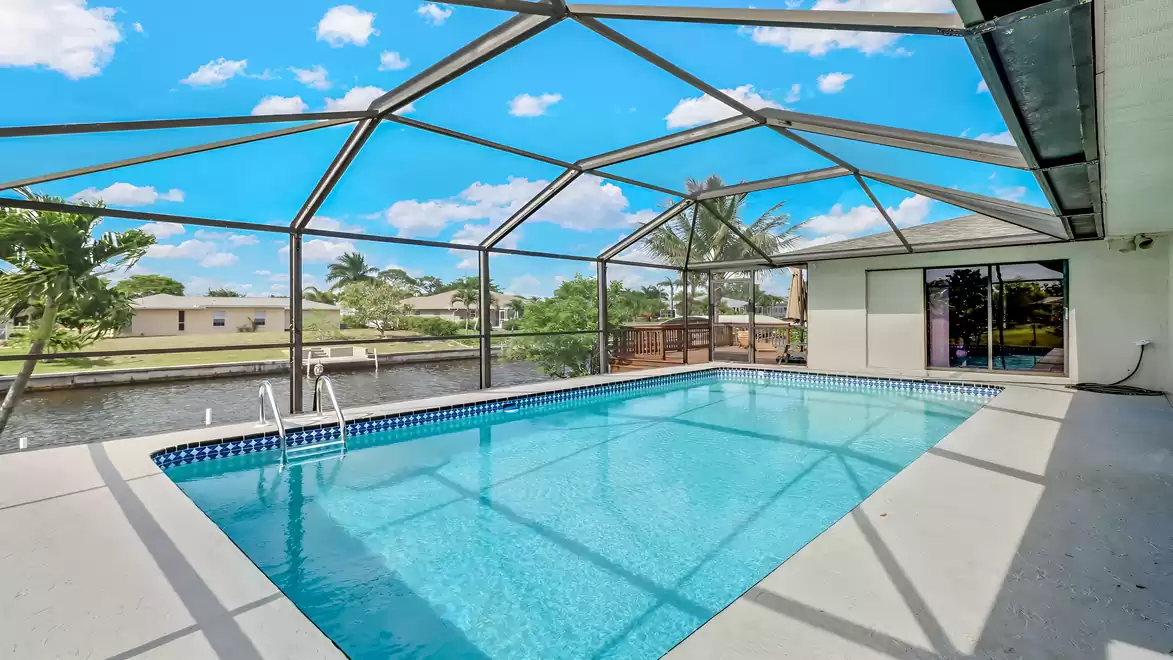 A true paradise right on the canal
