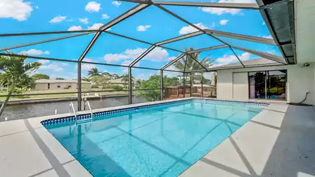A true paradise right on the canal
