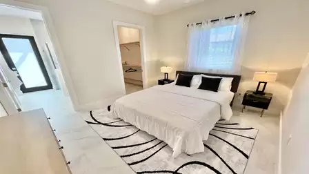 Bedroom with queen-size bed, Walk-In Closet