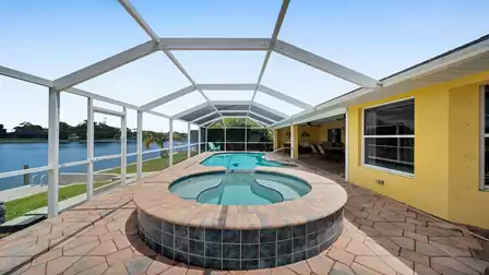 Pool and whirlpool with a direct view of the lake - the perfect setting for a relaxing vacation