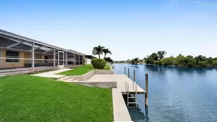 Green lawn with direct access to the terrace and beautiful view of the calm lake – perfect for relaxing outdoors.