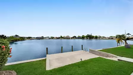 Private dock with ladder at the lakefront – ideal for sunbathing, relaxing, or simply enjoying the water view.