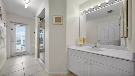 The second bathroom with washbasin, shower and WC and access to the terrace