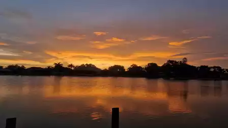 Golden sunset over the water with reflections – peaceful evening atmosphere at the Cape Coral vacation villa.