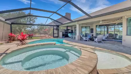 Pool, spa, outdoor kitchen and lounge - the terrace area at Villa Coral Oaks leaves nothing to be desired.