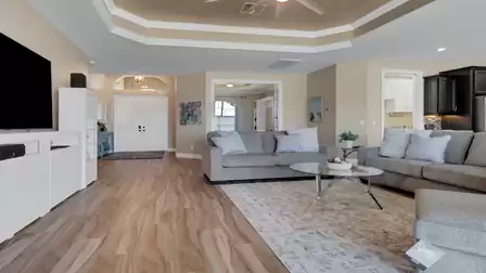 The light-flooded living area impresses with its stylish design and high-quality furniture