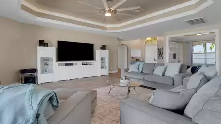 Bright colors and clean lines - the living area of Villa Coral Oaks invites you to relax