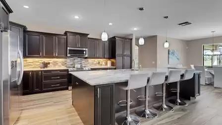 The typical American open kitchen impresses with its stylish design and high-quality electrical appliances