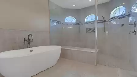 Elegant freestanding bathtub - an oasis of well-being in the master bathroom