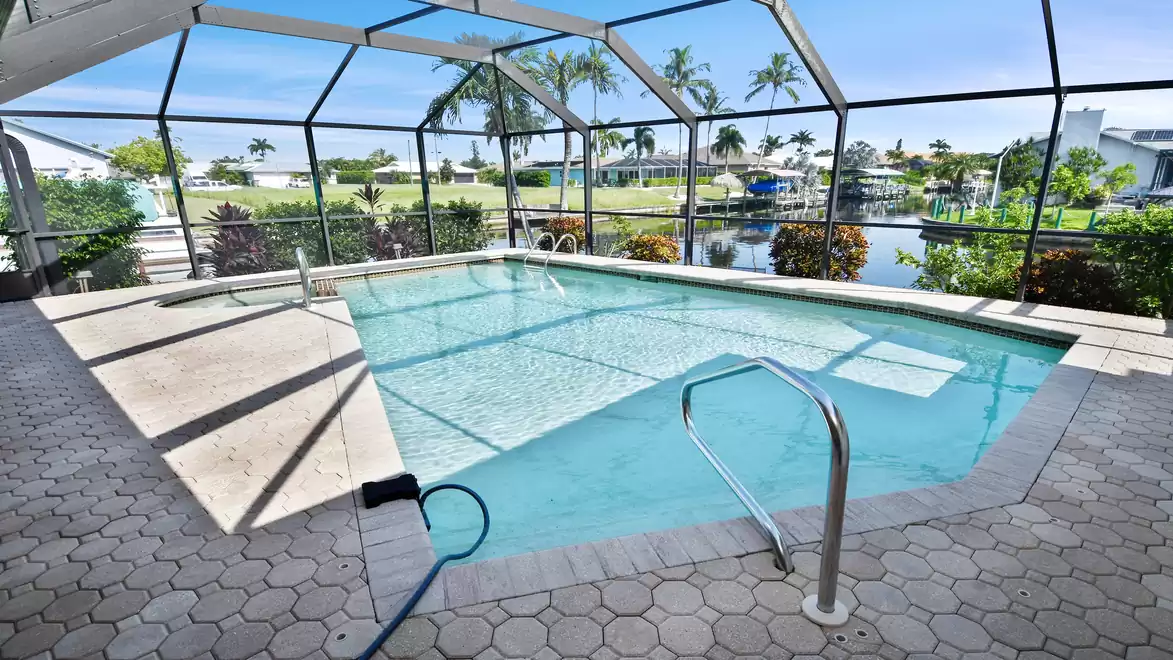 Pool with canal view - relax under palm trees with direct access to the water.