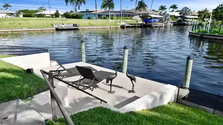 Sun loungers right by the canal invite you to relax. Decorative birds add a charming accent.