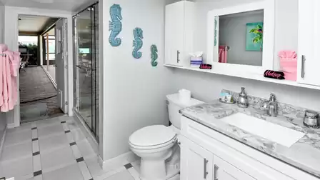 Guest bathroom with marine décor, glazed shower, washbasin and WC as well as access to the terrace
