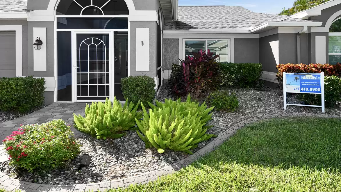 Welcoming entrance with colorful plants – the holiday feeling starts right here as soon as you arrive.