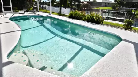 Sparkling water in the private electrically heated pool – the perfect spot to dive in, unwind and soak up the Florida feeling.