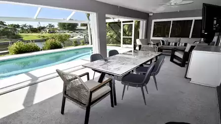 Open dining area with pool and canal view – ideal for a relaxed breakfast in the shade or a shared dinner on warm Florida evenings.