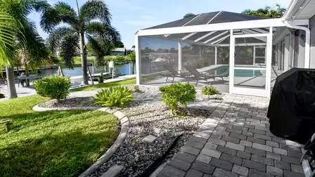 Well-kept garden with palm trees – an idyllic spot to enjoy the sun, have a barbecue and relax in the fresh air.