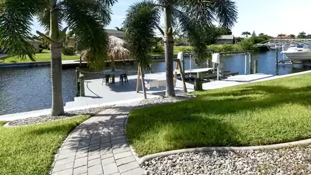 Palm trees, boat dock and a swing by the canal – an idyllic spot to relax by the water or let the day gently come to an end.