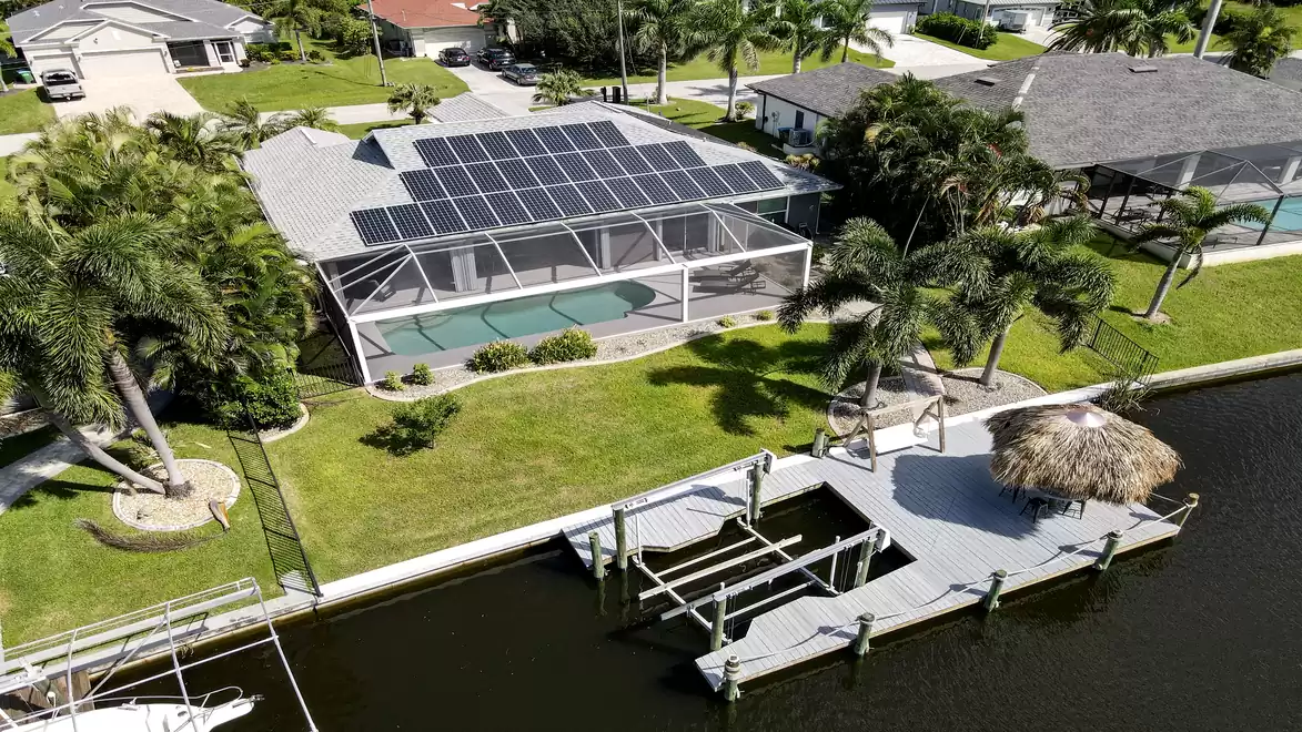 From pool to dock with tiki hut – whether sunbathing, fishing or enjoying a drink by the water, this is pure relaxation and Florida lifestyle.