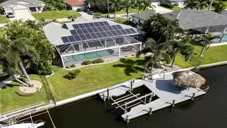 From pool to dock with tiki hut – whether sunbathing, fishing or enjoying a drink by the water, this is pure relaxation and Florida lifestyle.