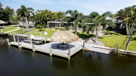 Cozy tiki hut by the canal – the perfect spot for a sundowner, lively chats or simply to let your gaze wander across the water.