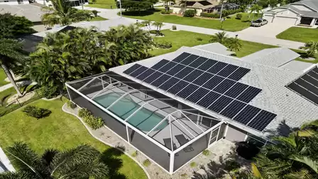 Modern solar panels, tropical garden and private pool – where sustainable living meets pure vacation feeling in the heart of sunny Florida.