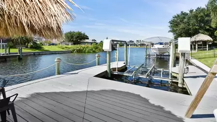 Boat lift and dock directly on the canal - perfect for setting off on a boat trip in the morning or enjoying the peace and quiet while fishing.