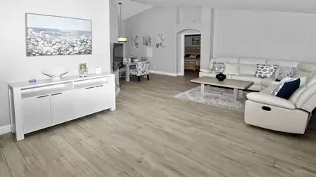 Bright living room with a large sofa area, stylish decor and plenty of space - you'll immediately feel welcome here.