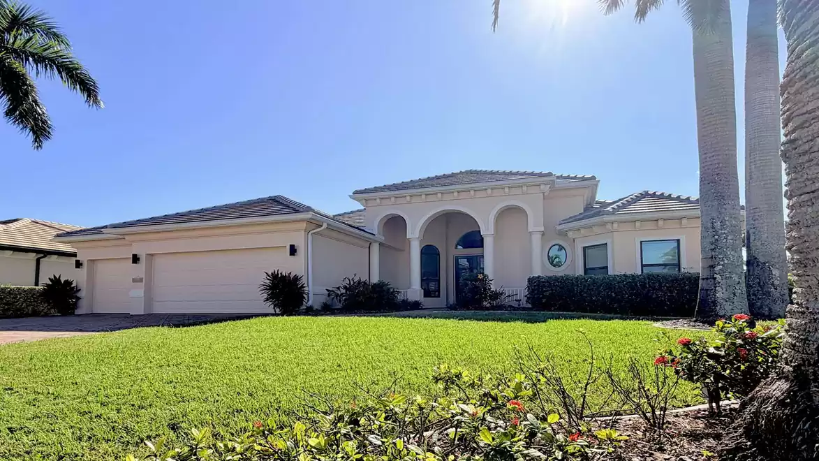 Surrounded by a well-kept garden vacation villa Preziosa in Cape Coral 