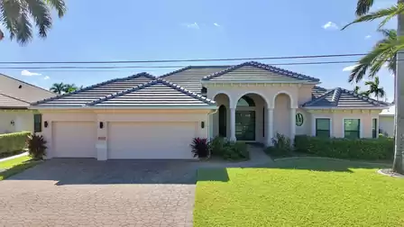 Spacious vacation villa in Cape Coral - surrounded by a well-kept garden with palm trees 