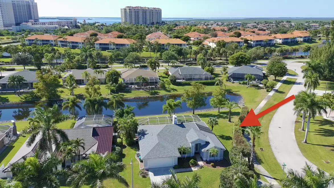Aerial view of Villa Amagalla in Cape Coral with garden, palm trees and direct location on a quiet lake.