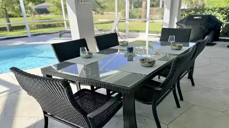 From the set dining table, you have a wonderful view of the garden.