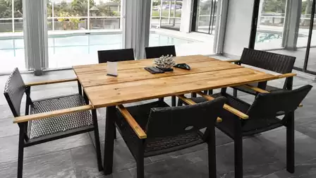 The dining table on the covered terrace is the ideal place for shared meals or game nights. 