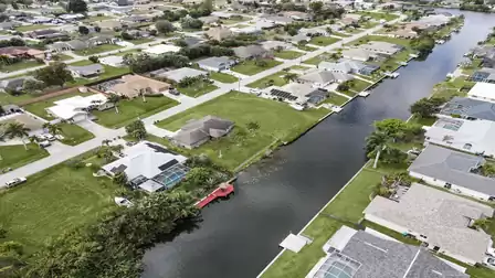 Spacious residential area along a calm freshwater canal creates a relaxed and well-kept atmosphere