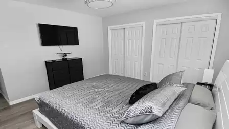 Bright bedroom with double bed, TV and spacious closet