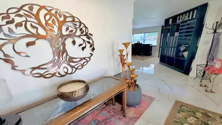 Bright entryway of the vacation villa in Fort Myers featuring elegant décor, marble-look flooring and an open-concept layout.