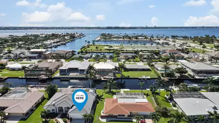 Yacht club and restaurant Boot House are within walking distance away