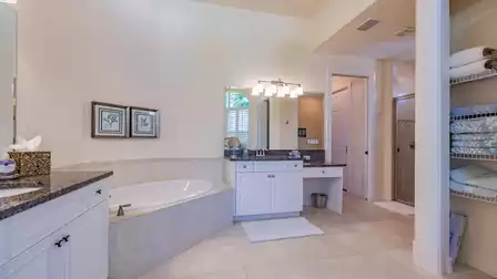 Bathtub, shower and double washbasin - everything is there