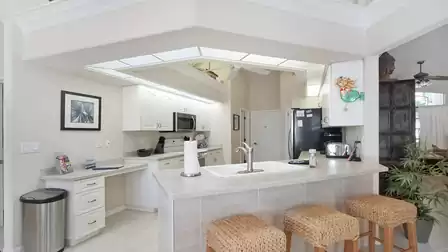 For a quick breakfast, we have a bar with steals in front of the kitchen