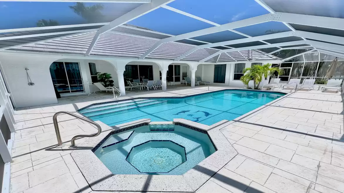 Pool and spa are electrically heated and therefore offer relaxation all year round