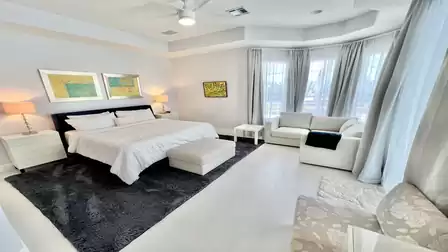 A dream in white and black - the master bedroom offers an king size bed