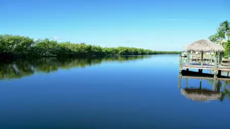 The Spreader waterway invites you to go boating along the nature reserve
