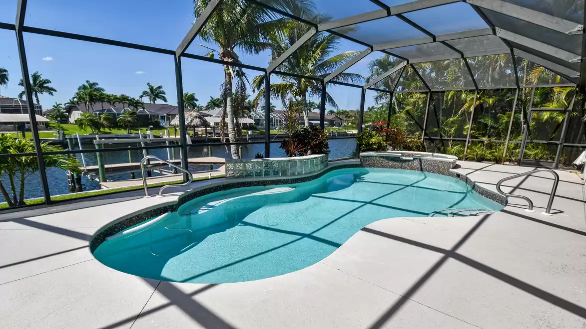 View over the entire pool terrace
