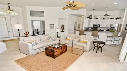 Right on trend - modern, light-colored furniture in the living room