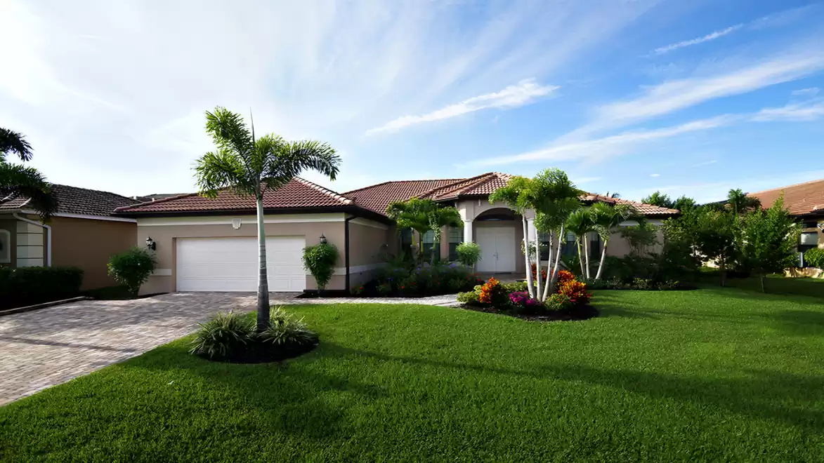 The luxurious Villa Bellagio is located on the Spreader Waterway near Cape Harbour and its popular restaurants and shops
