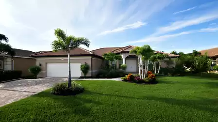 The luxurious Villa Bellagio is located on the Spreader Waterway near Cape Harbour and its popular restaurants and shops